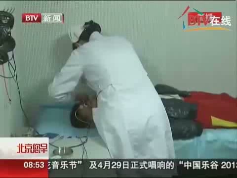 首大医院医护人员为孩子们进行听力学检查